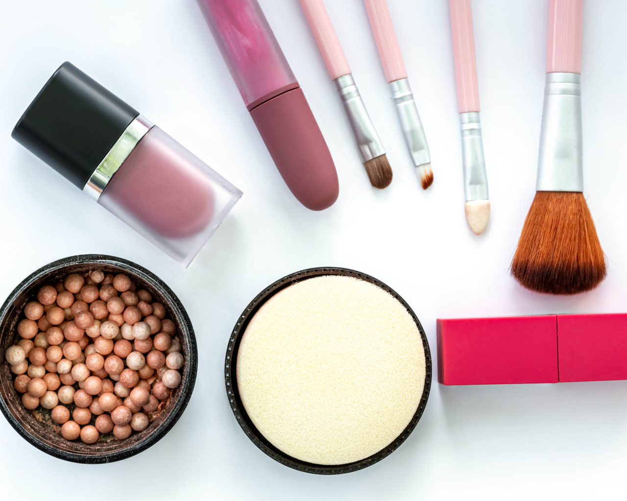 Женская косметика для макияжа на белом фоне