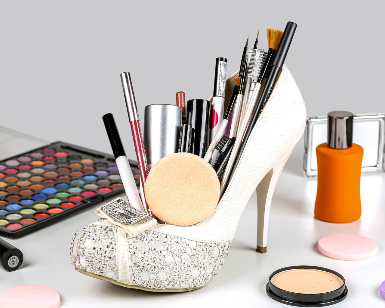 Женские белые туфли наполнены косметикой