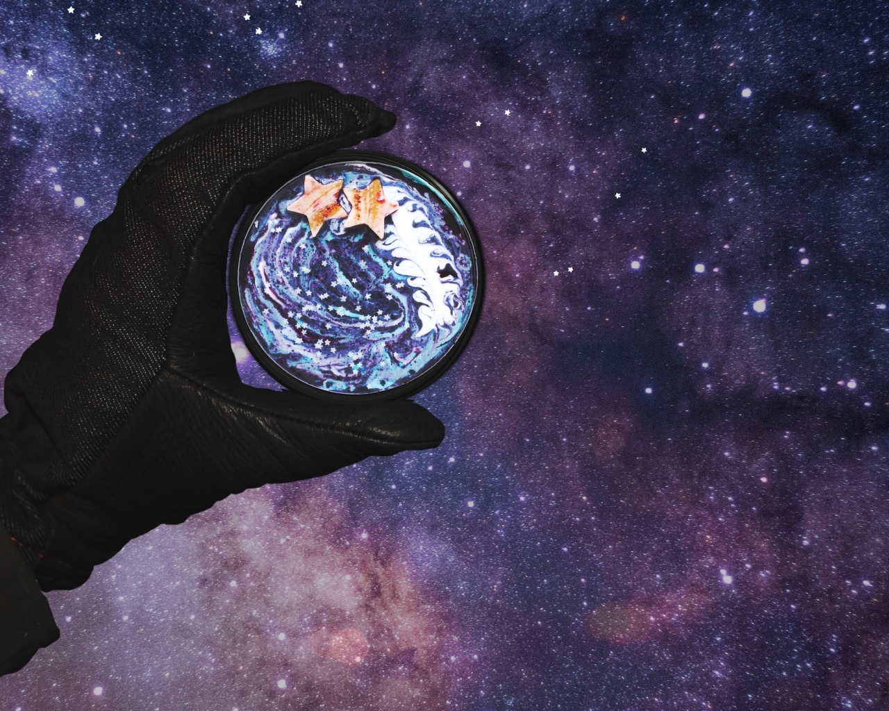 Рука в черной перчатке на фоне звездного неба