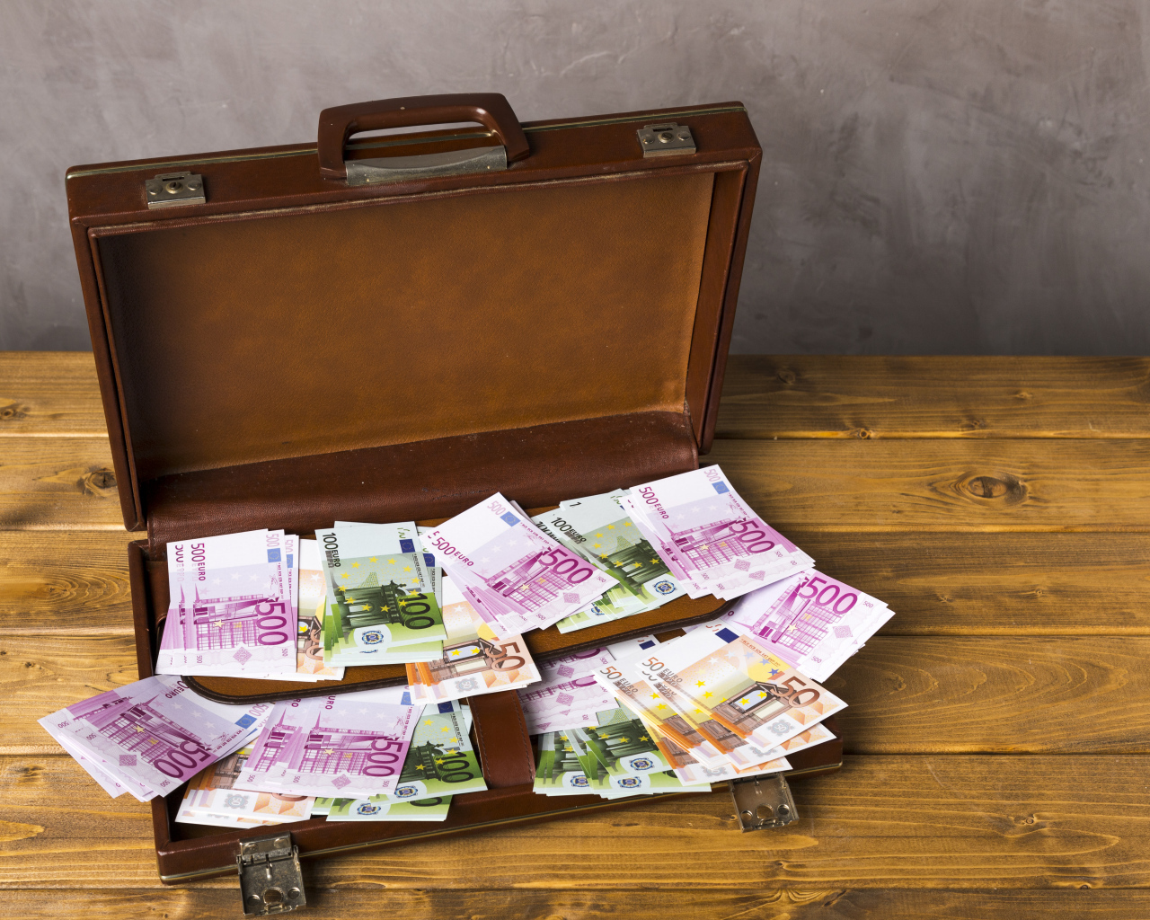 Большой кожаный чемодан с купюрами евро