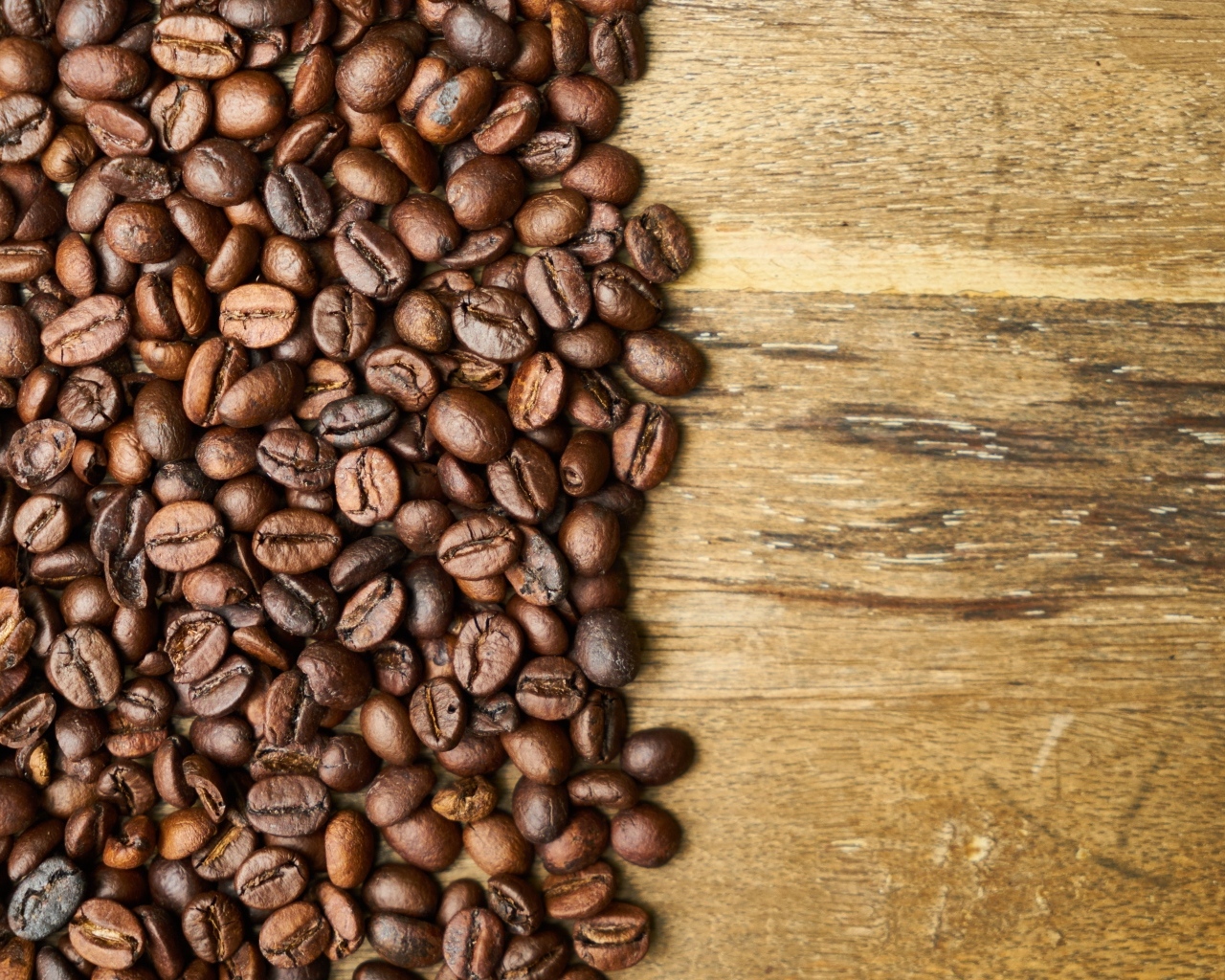Ароматные жареные зерна кофе на деревянном столе