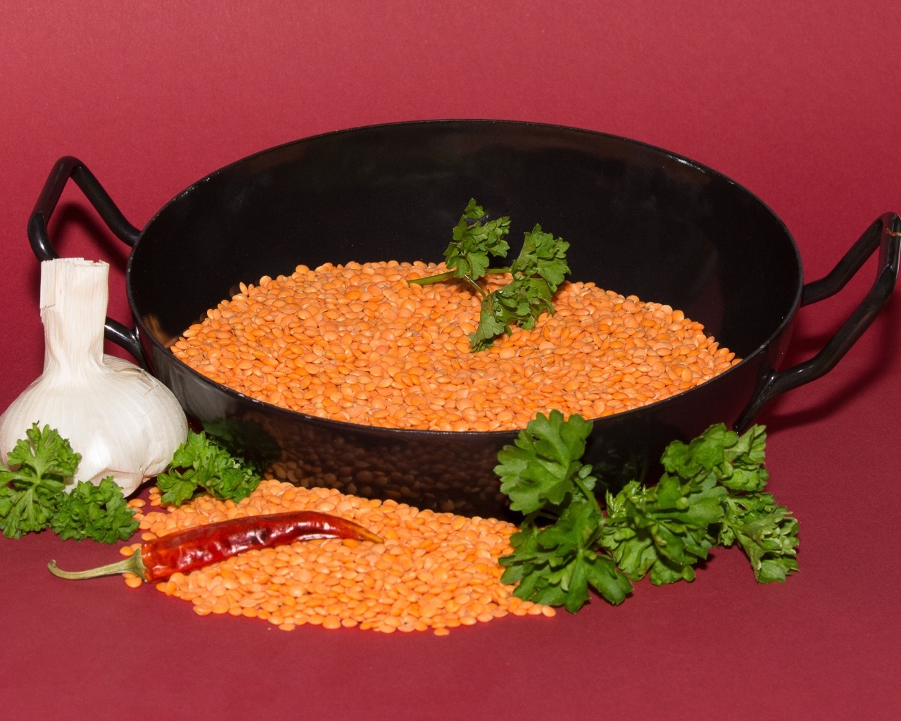 Бобы с чесноком и петрушкой на красном фоне