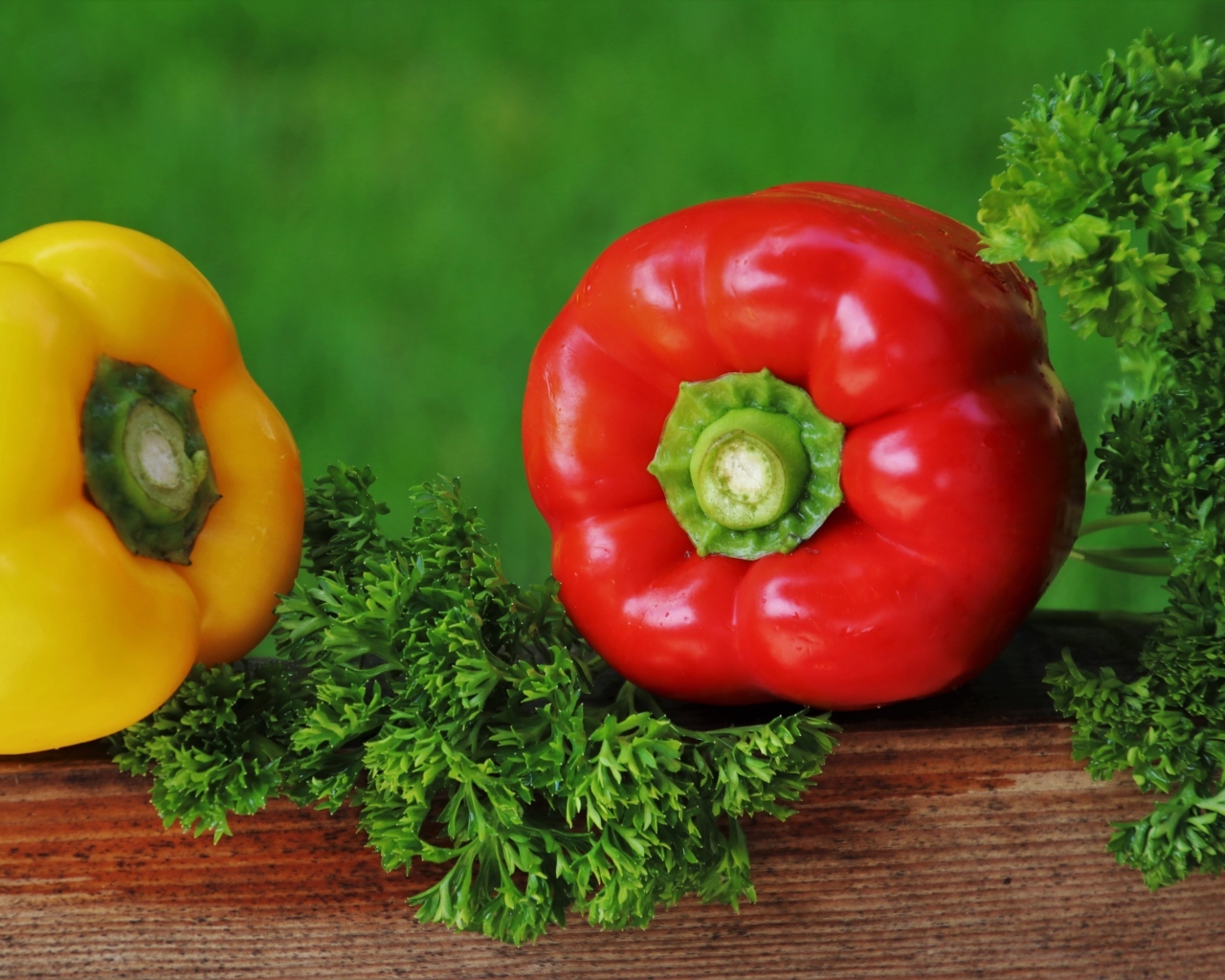 Болгарский перец с зеленью петрушки