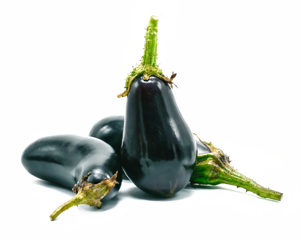Синие баклажаны на белом фоне