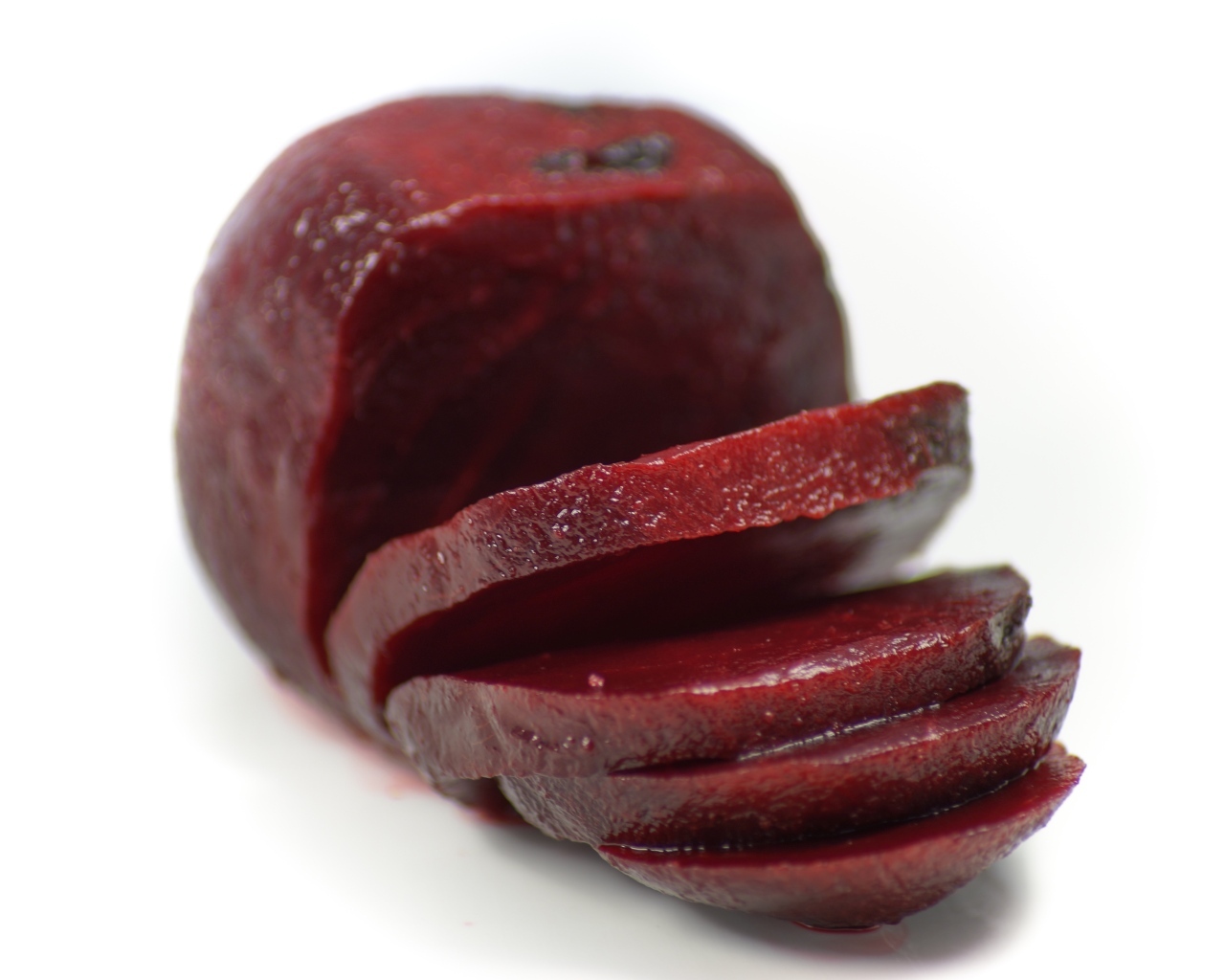Вареная свекла на белом фоне