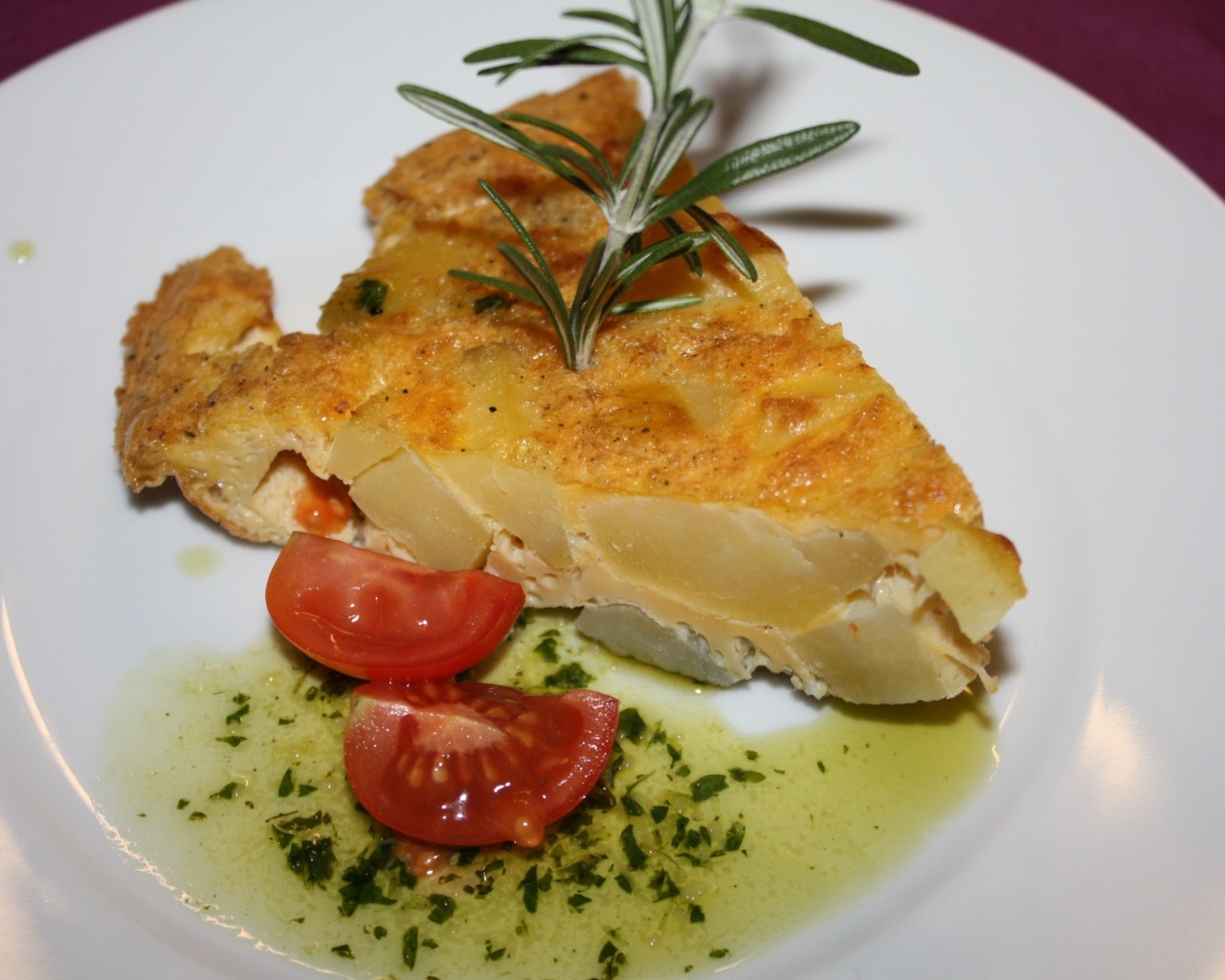 Запеканка на тарелке с помидорами