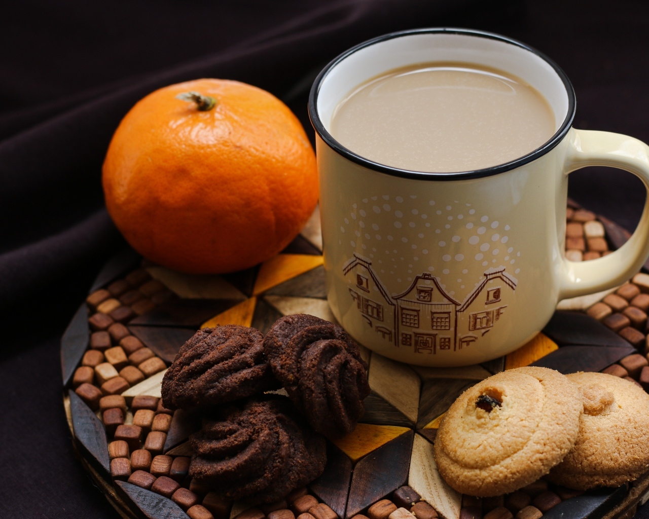 Чашка какао на тарелке с мандарином и печеньем
