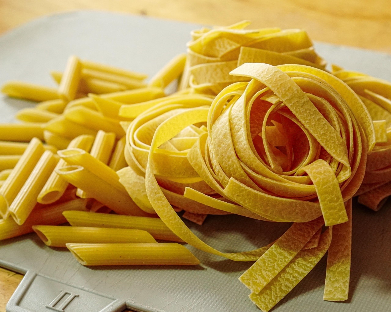 Макароны разных видов на столе