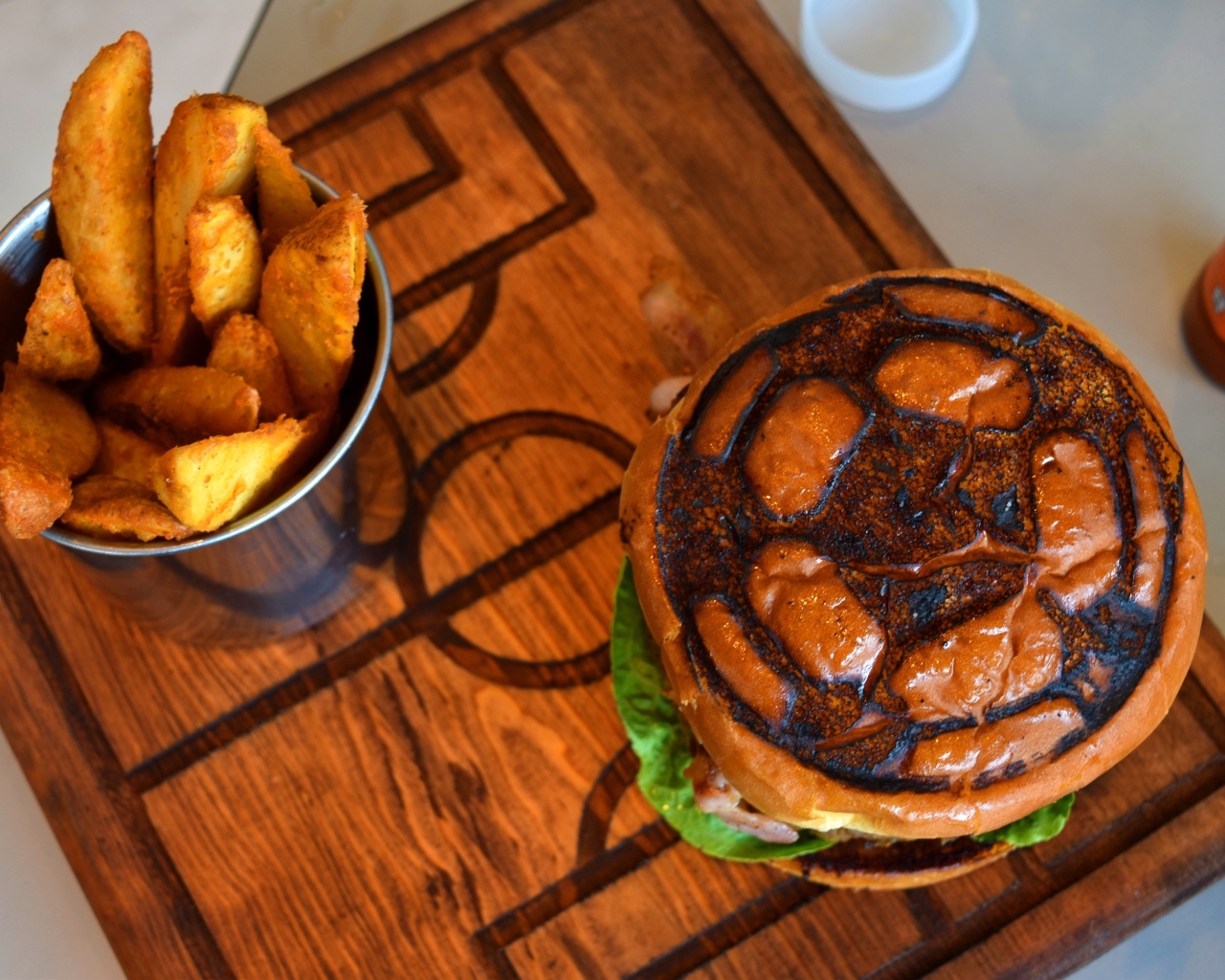 Бургер с картофелем фри для футболиста