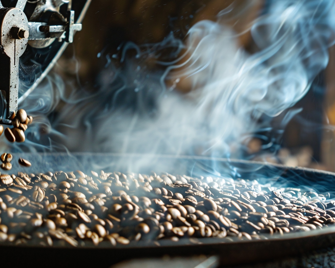 Ароматные кофейные зерна жарят на сковороде 