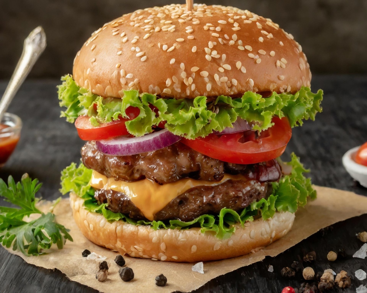 Гамбургер крупным планом на столе со специями