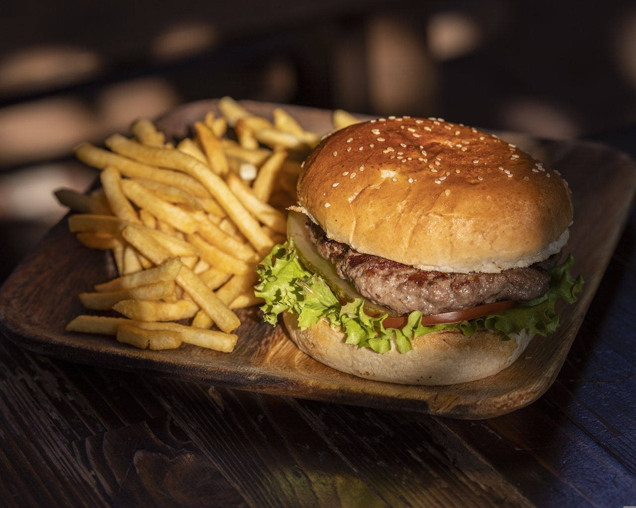 Гамбургер на тарелке с картошкой фри