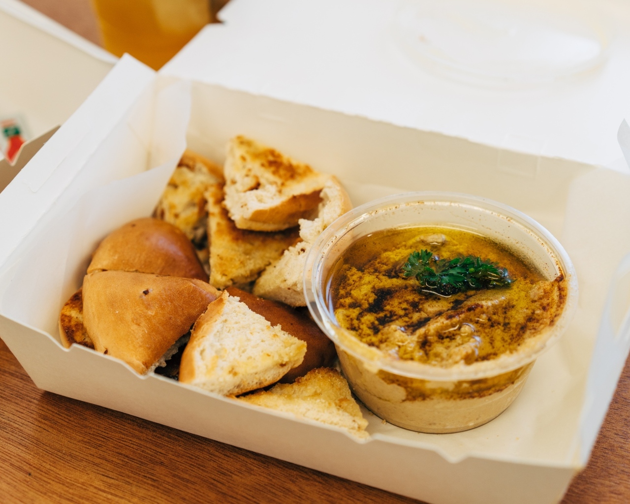 Хумус с хлебом на столе