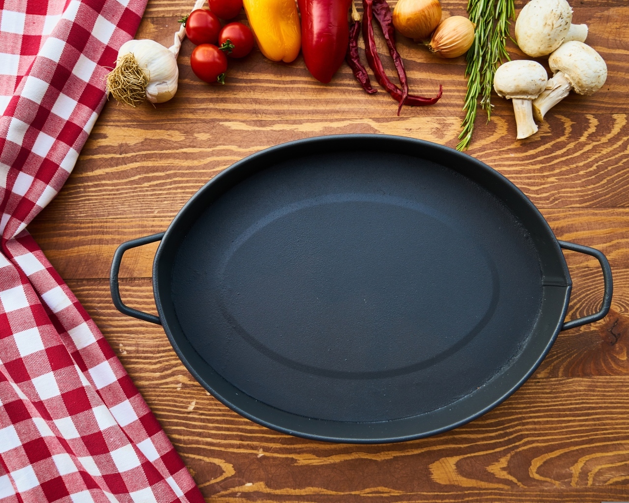 Большая чугунная жаровня на столе