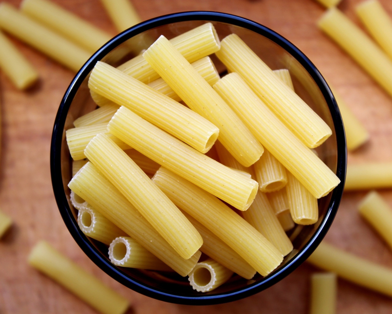 Большие макароны ригатони крупным планом