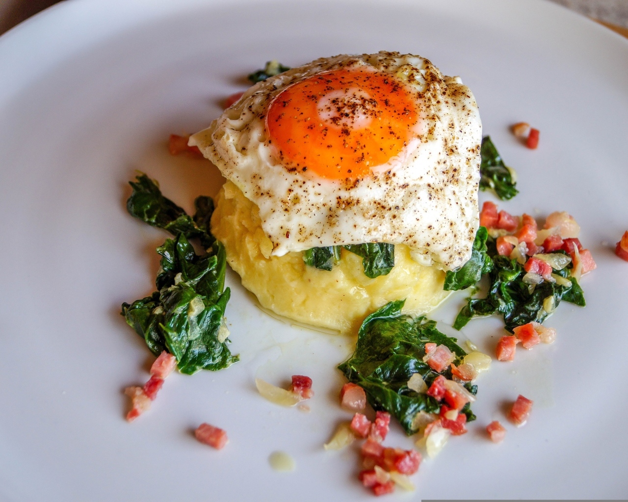 Картофельное пюре с яичницей на тарелке