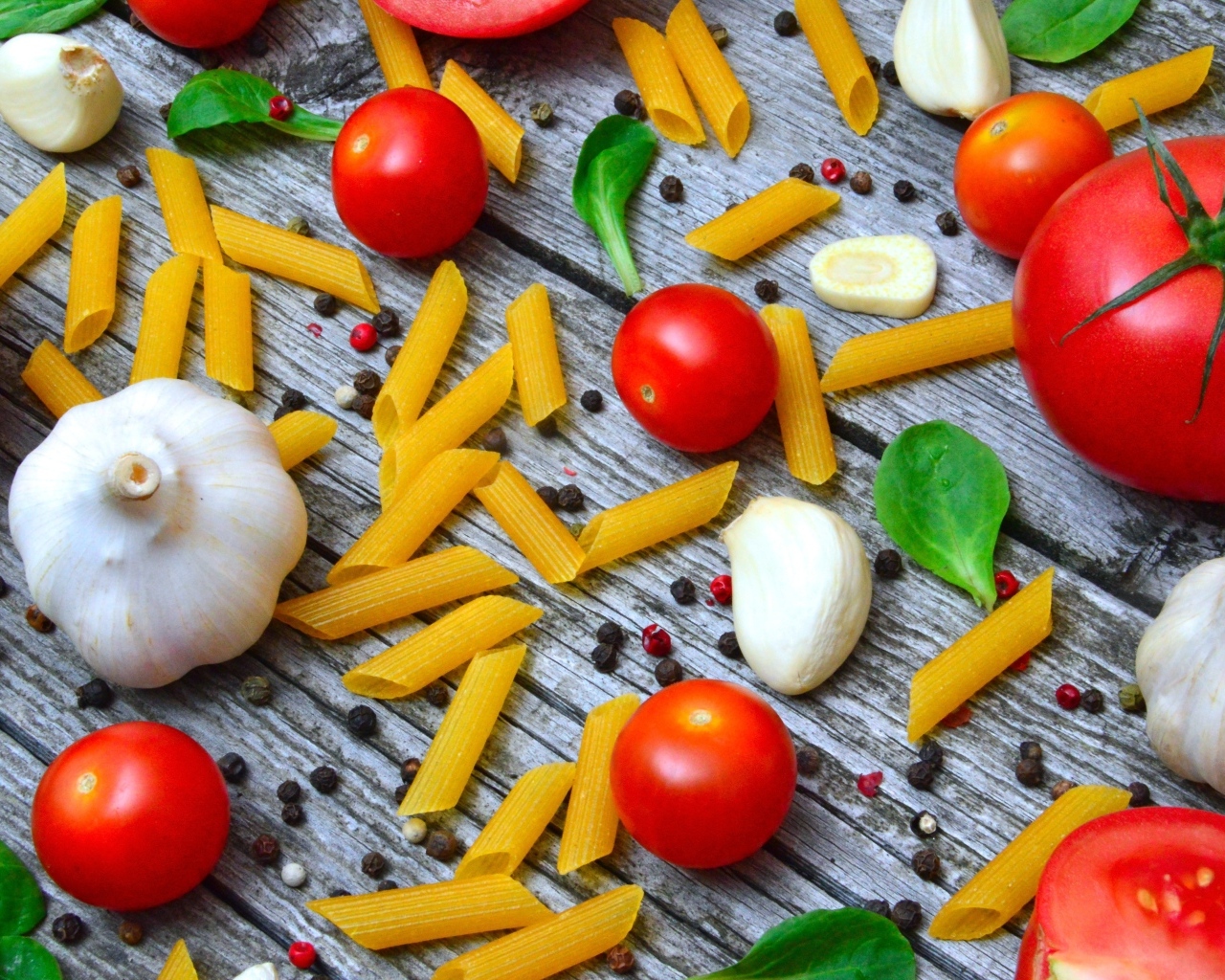 Макароны на столе с помидорами и чесноком