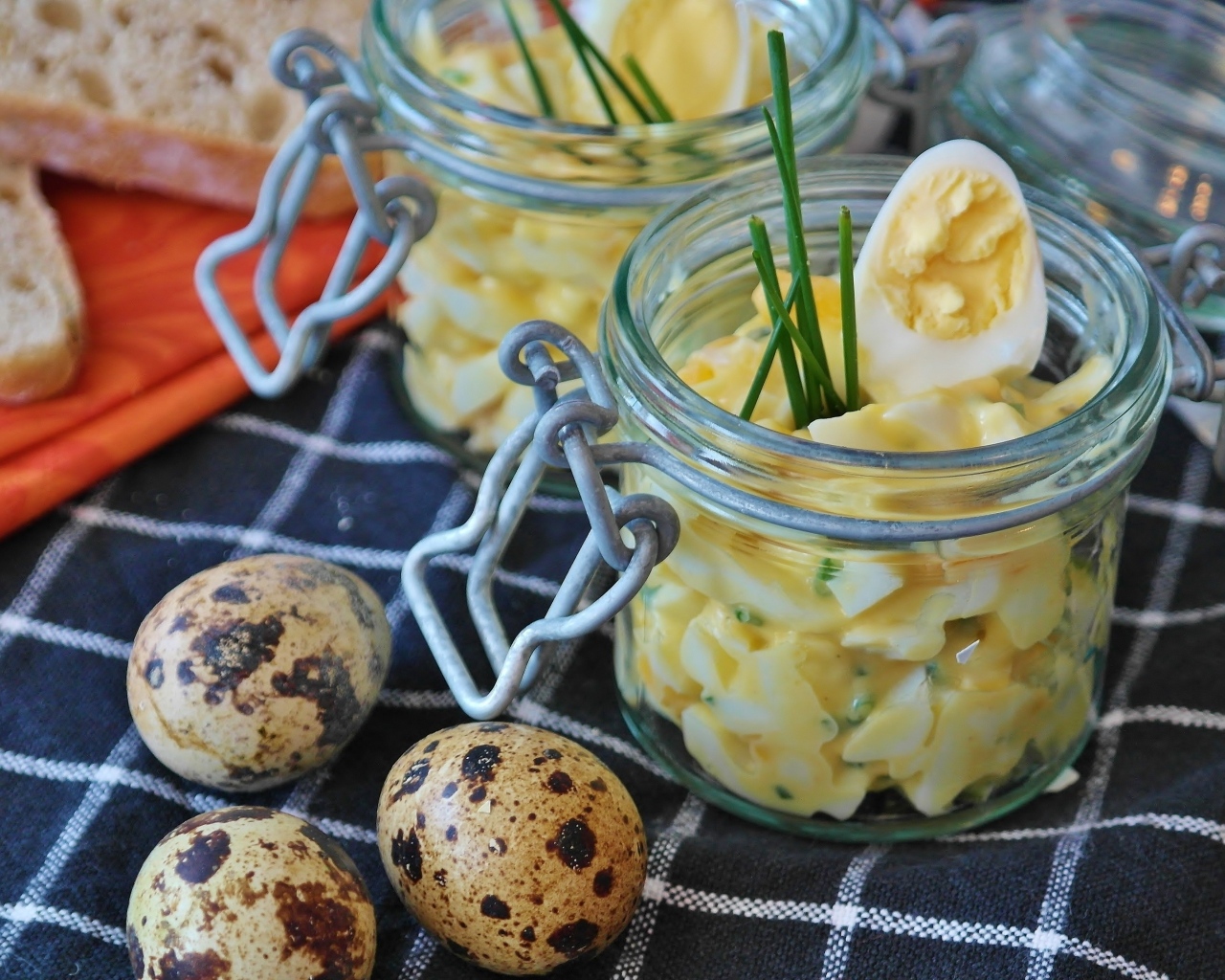 Перепелиные яйца на столе на завтрак