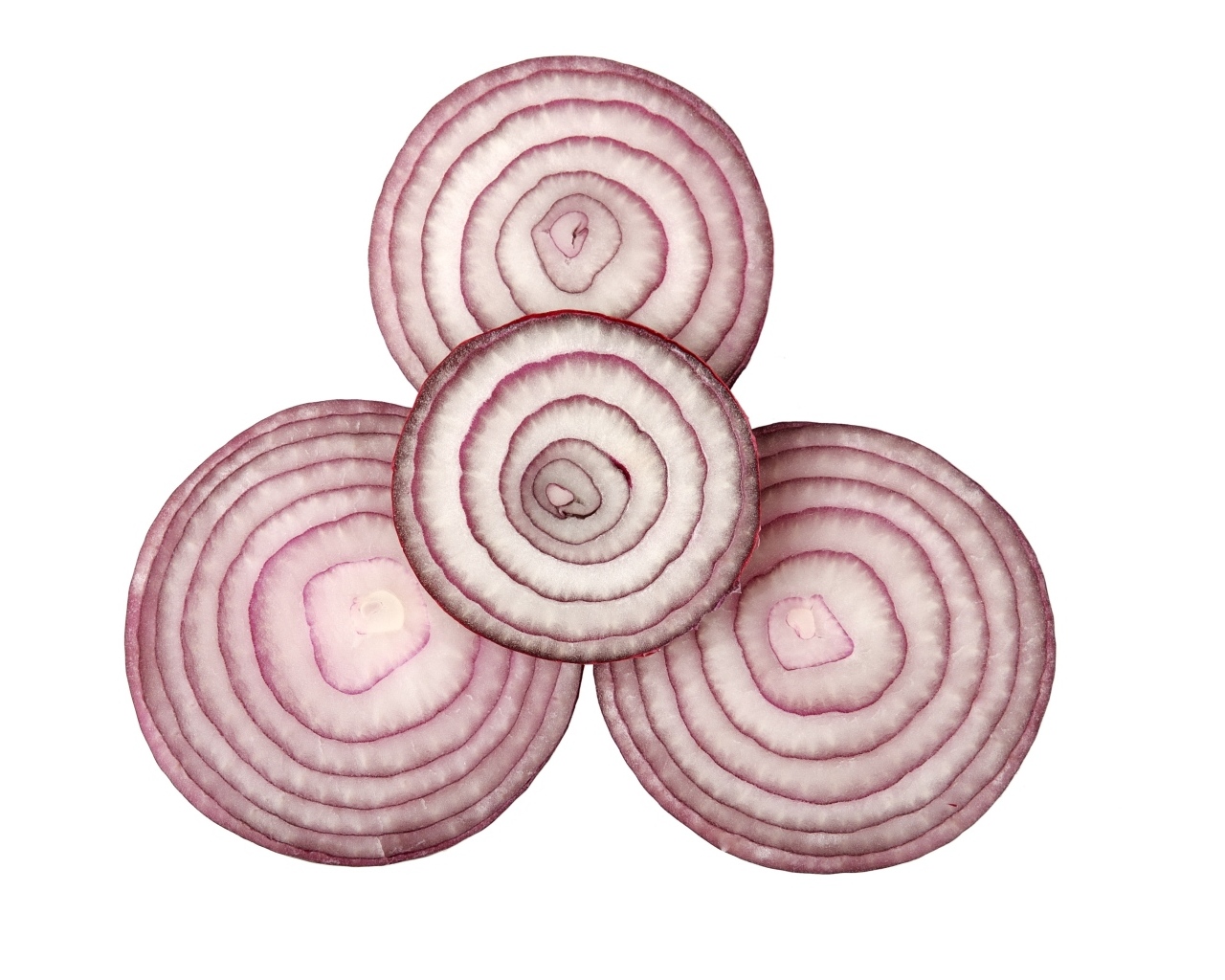 Кольца красного лука на белом фоне крупным планом