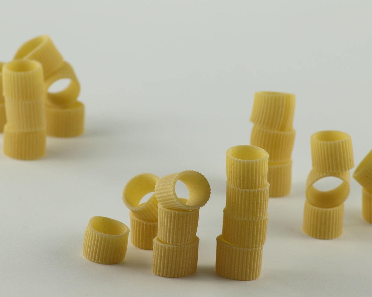 Ригатони на сером фоне