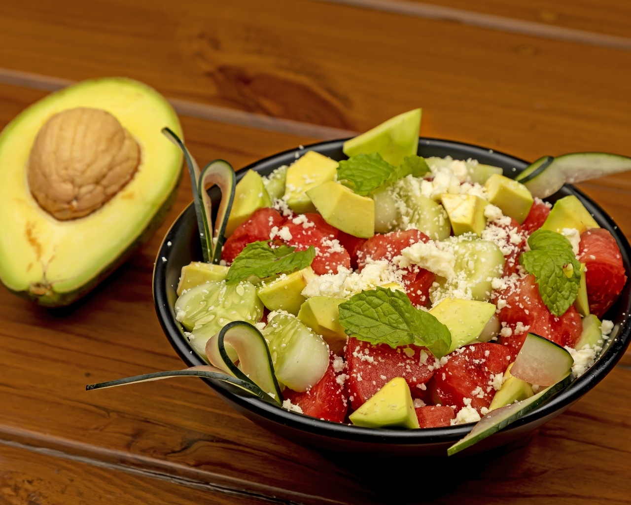 Салат с авокадо, помидорами и огурцами