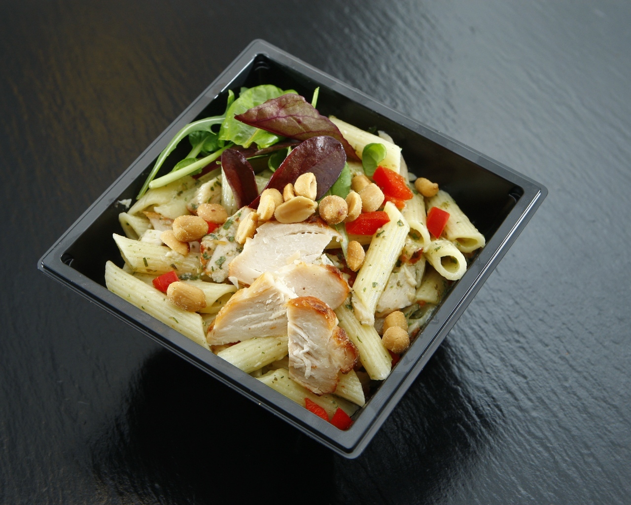 Салат с макаронами, зеленью и курицей