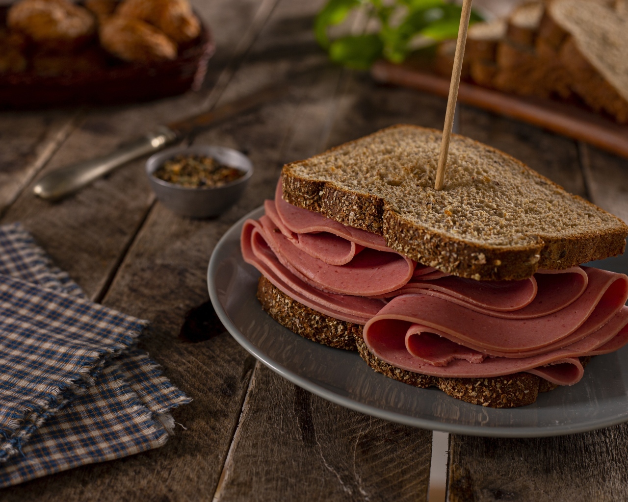 Бутерброд с черным хлебом и ветчиной