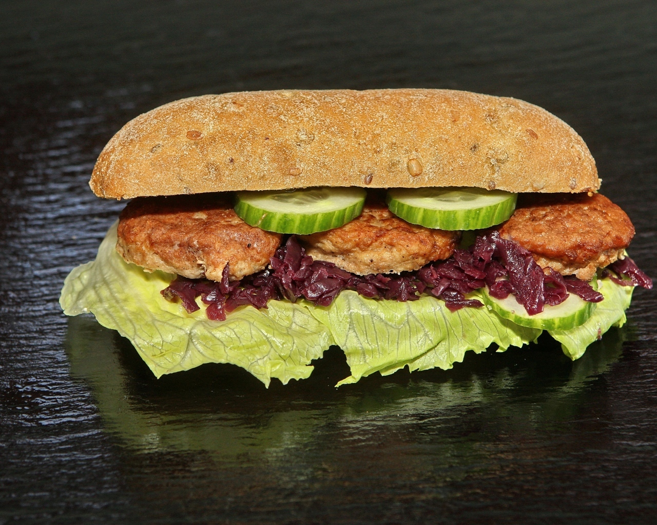 Бутерброд с котлетами и огурцами