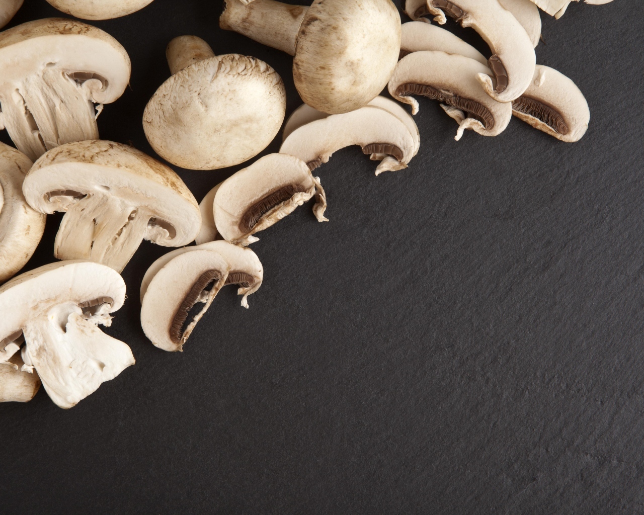 Нарезанные шампиньоны на сером столе