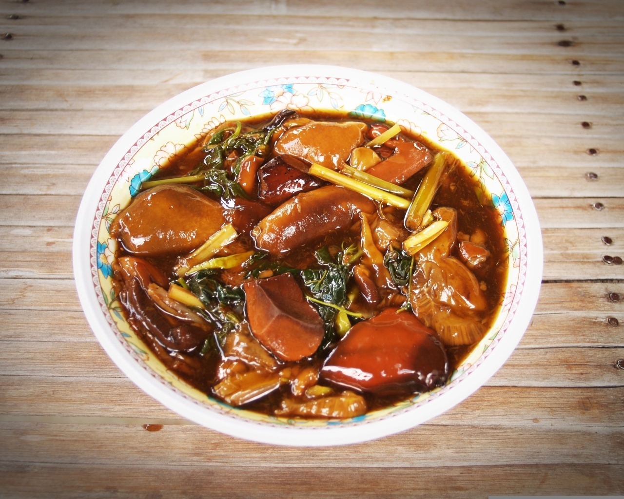 Острое азиатское блюдо с грибами