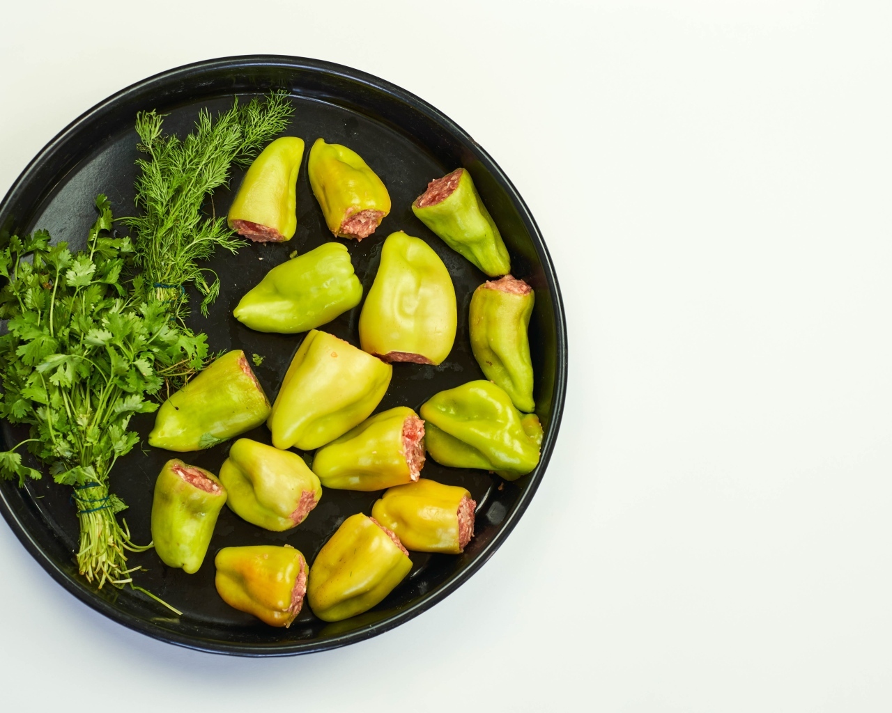 Фаршированный перец на сковороде с петрушкой