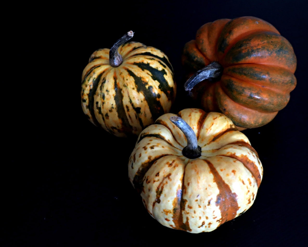 Три тыквы на черном фоне