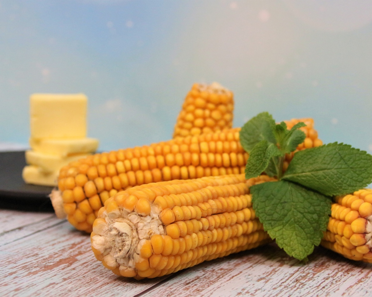 Желтая кукуруза с маслом и веточкой мяты