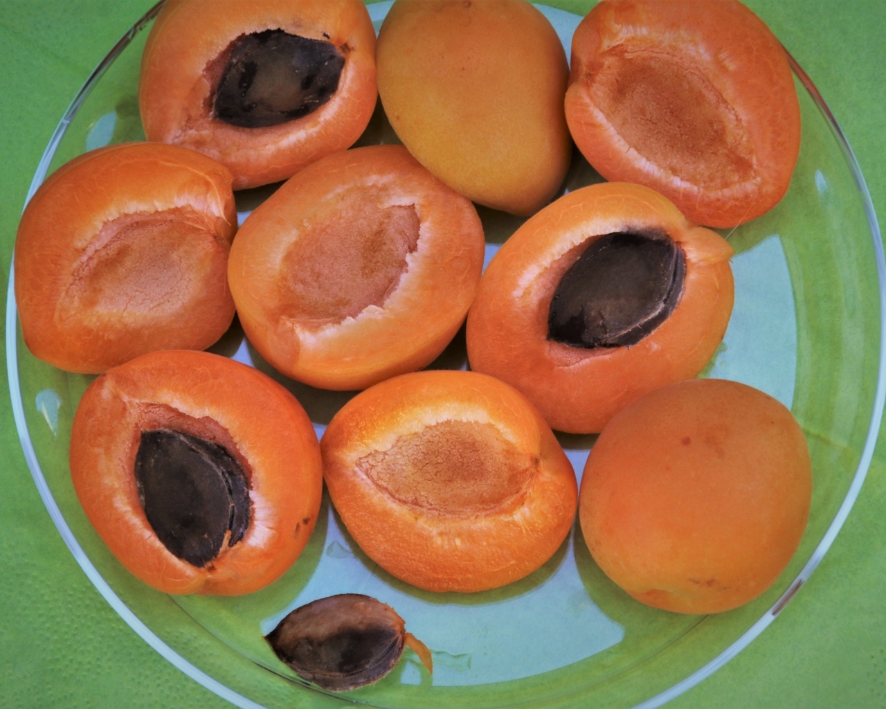 Абрикосы половинками на тарелке