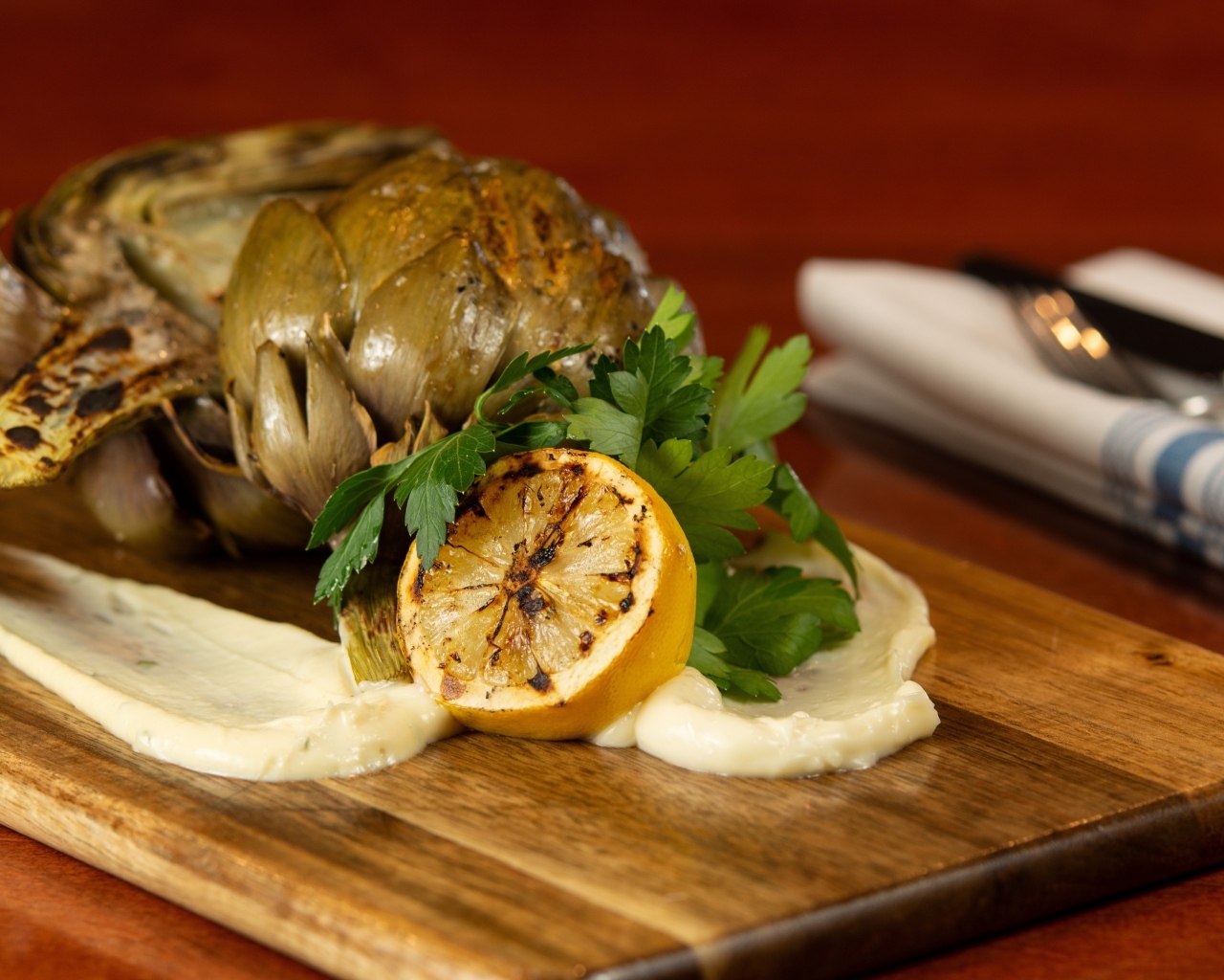 Артишок с лимоном на доске