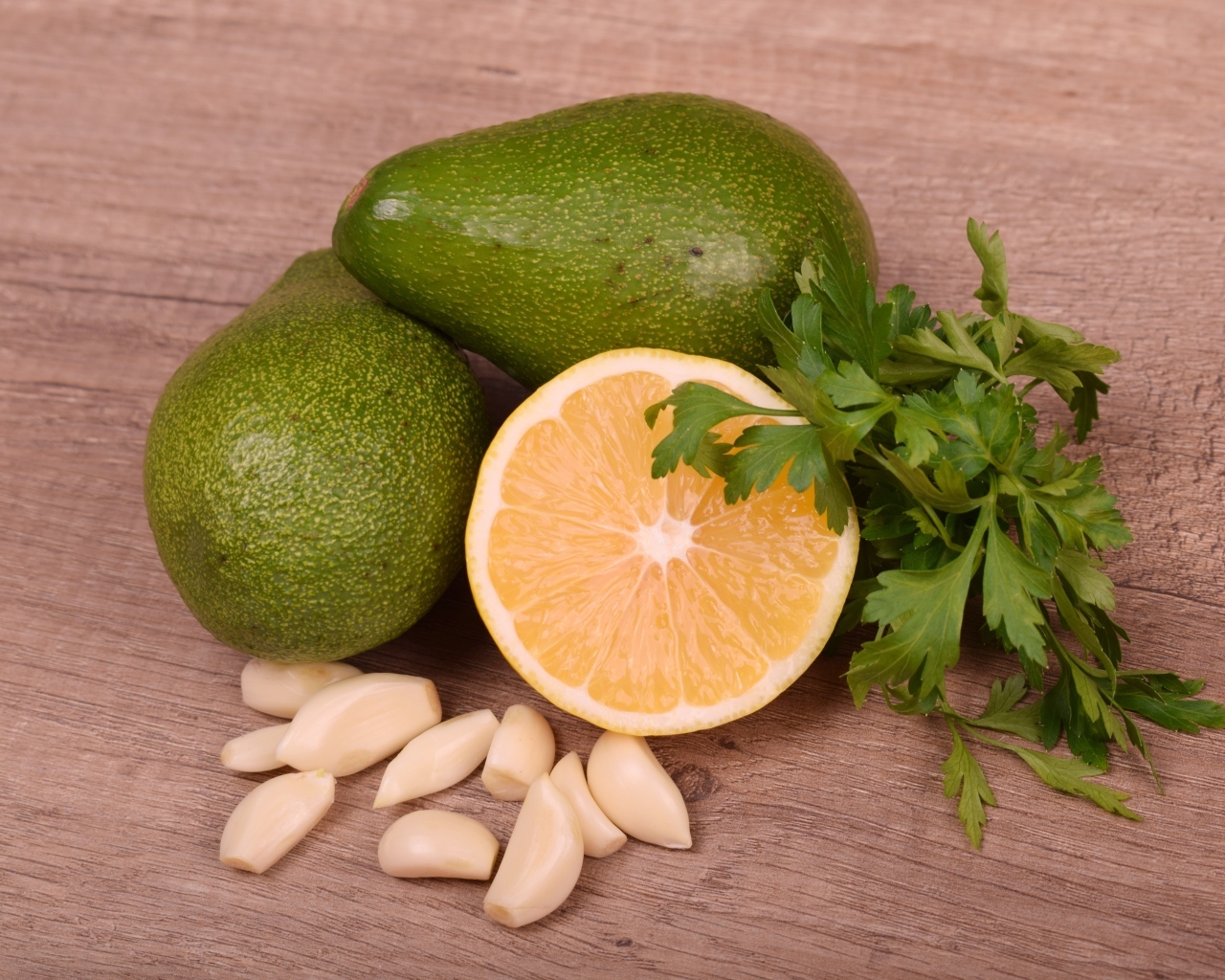 Авокадо на столе с чесноком и лимоном