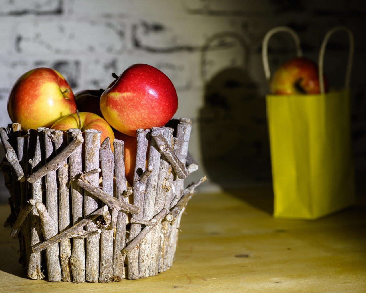 Корзина из веток с красными яблоками