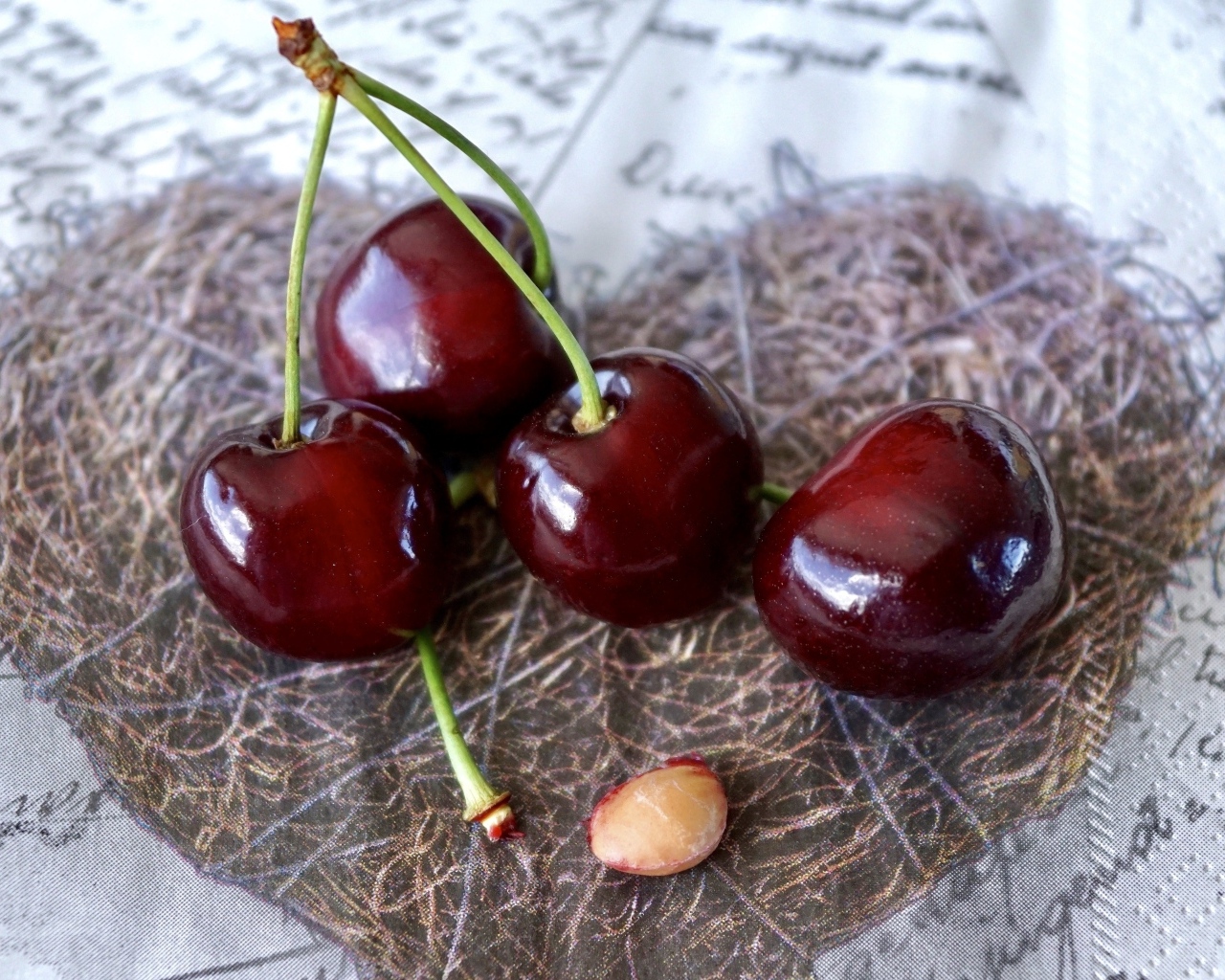 Красивые спелые красные черешни на столе