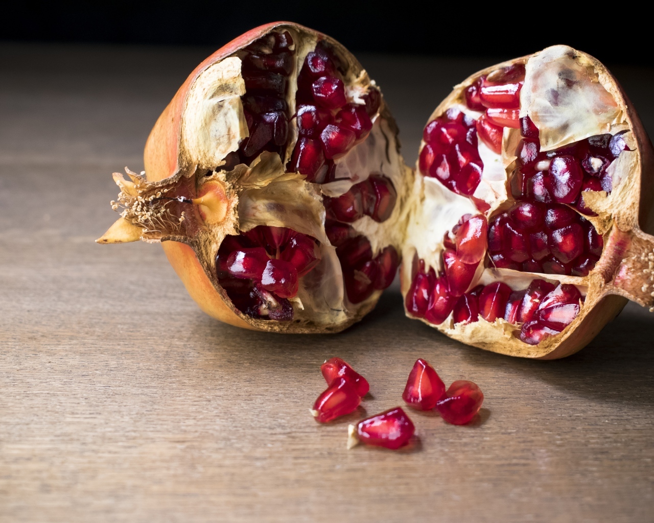 Половины плода граната на столе