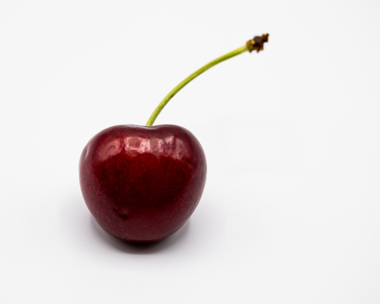 Крупная красная черешня на белом фоне