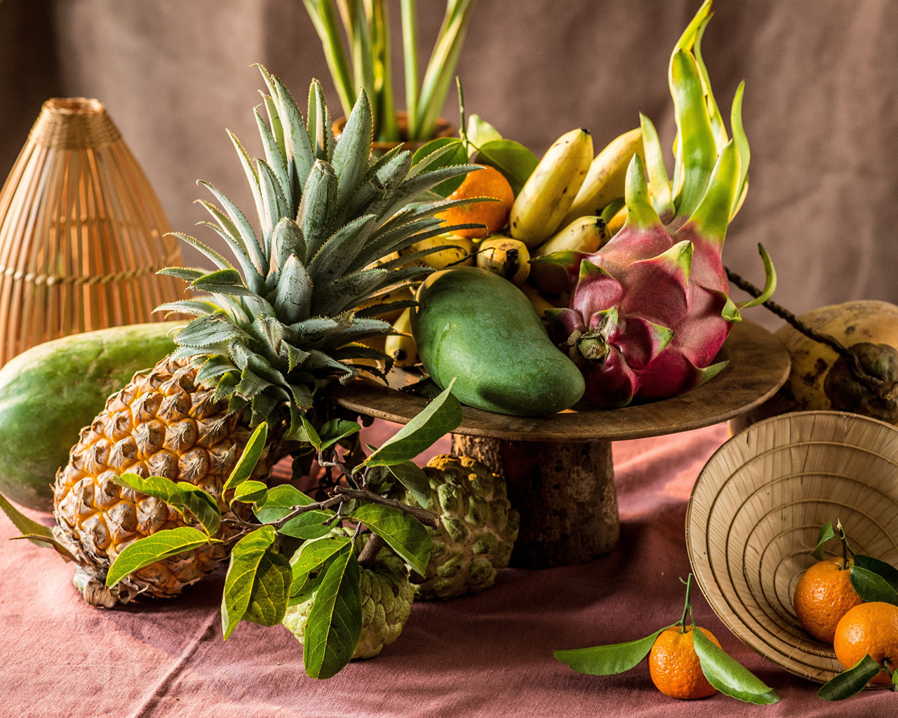 Много вкусных тропических фруктов на столе