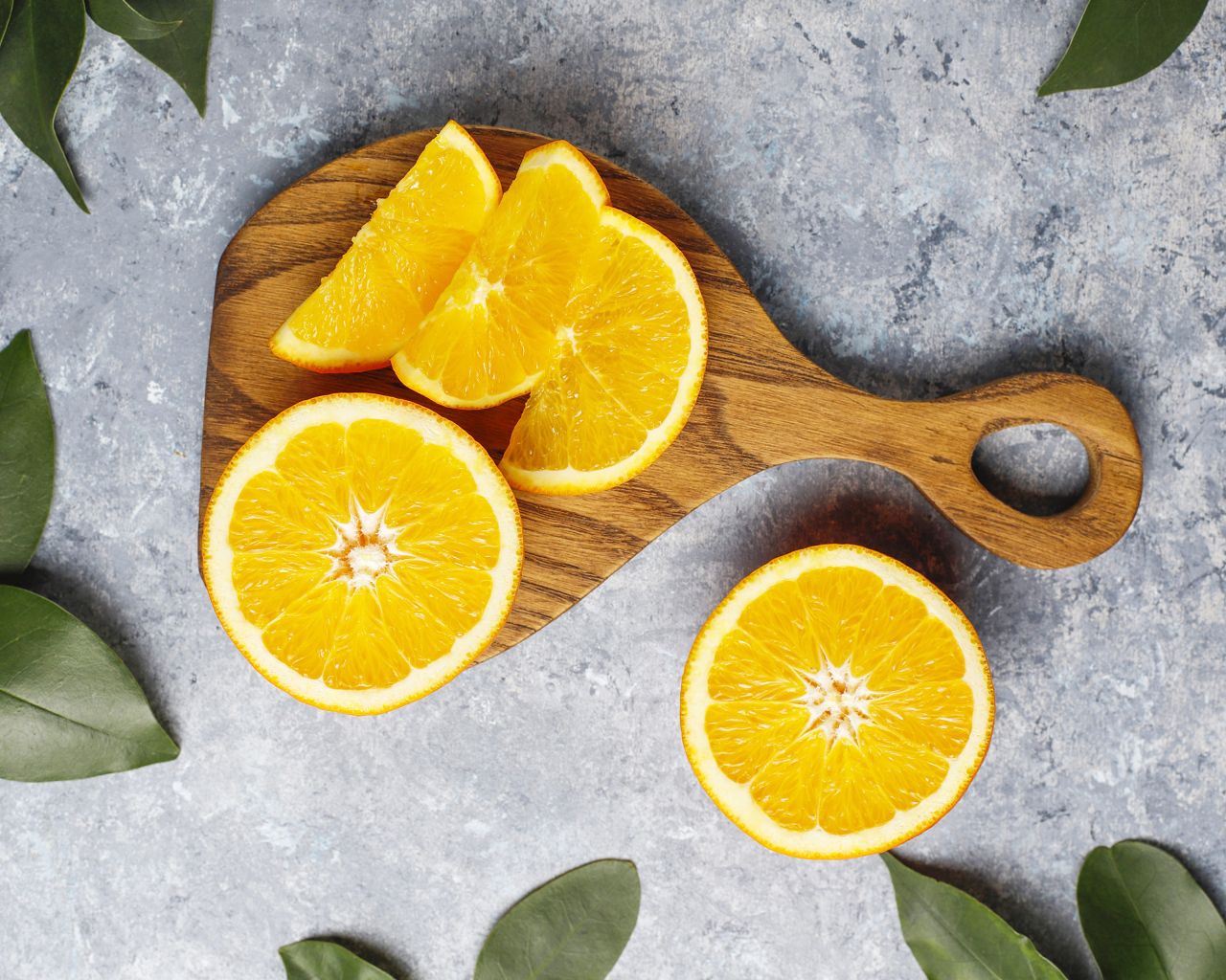 Апельсин на разделочной доске кусочками