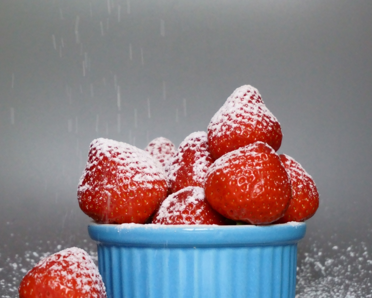 Спелая красная клубника в сахарной пудре