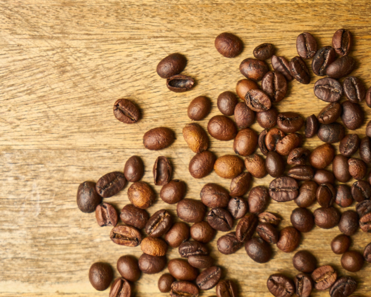 Жареные кофейные зерна на деревянном столе