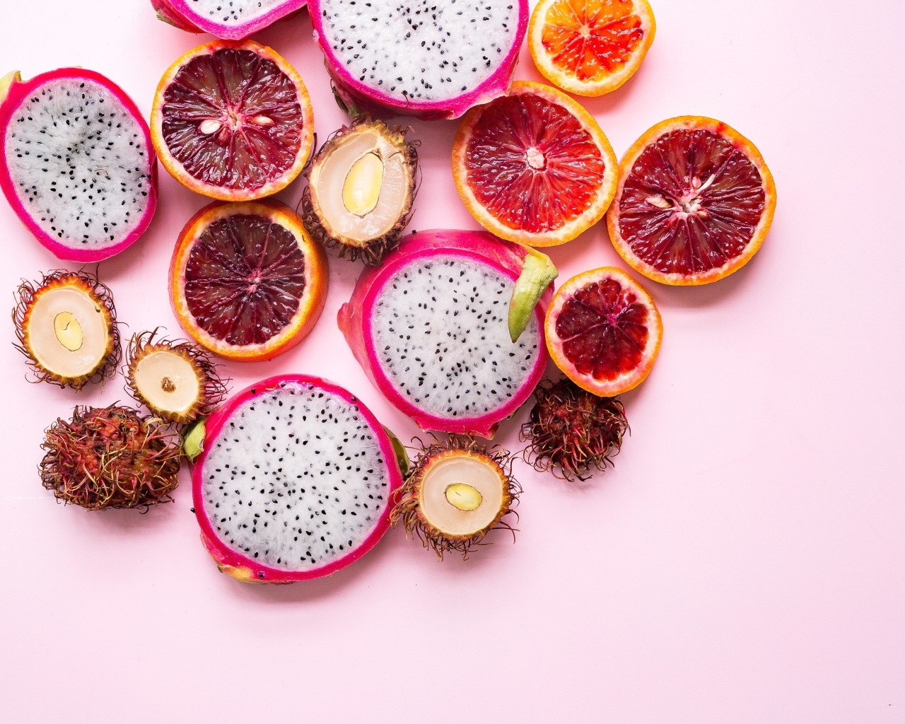 Тропические фрукты на розовом фоне