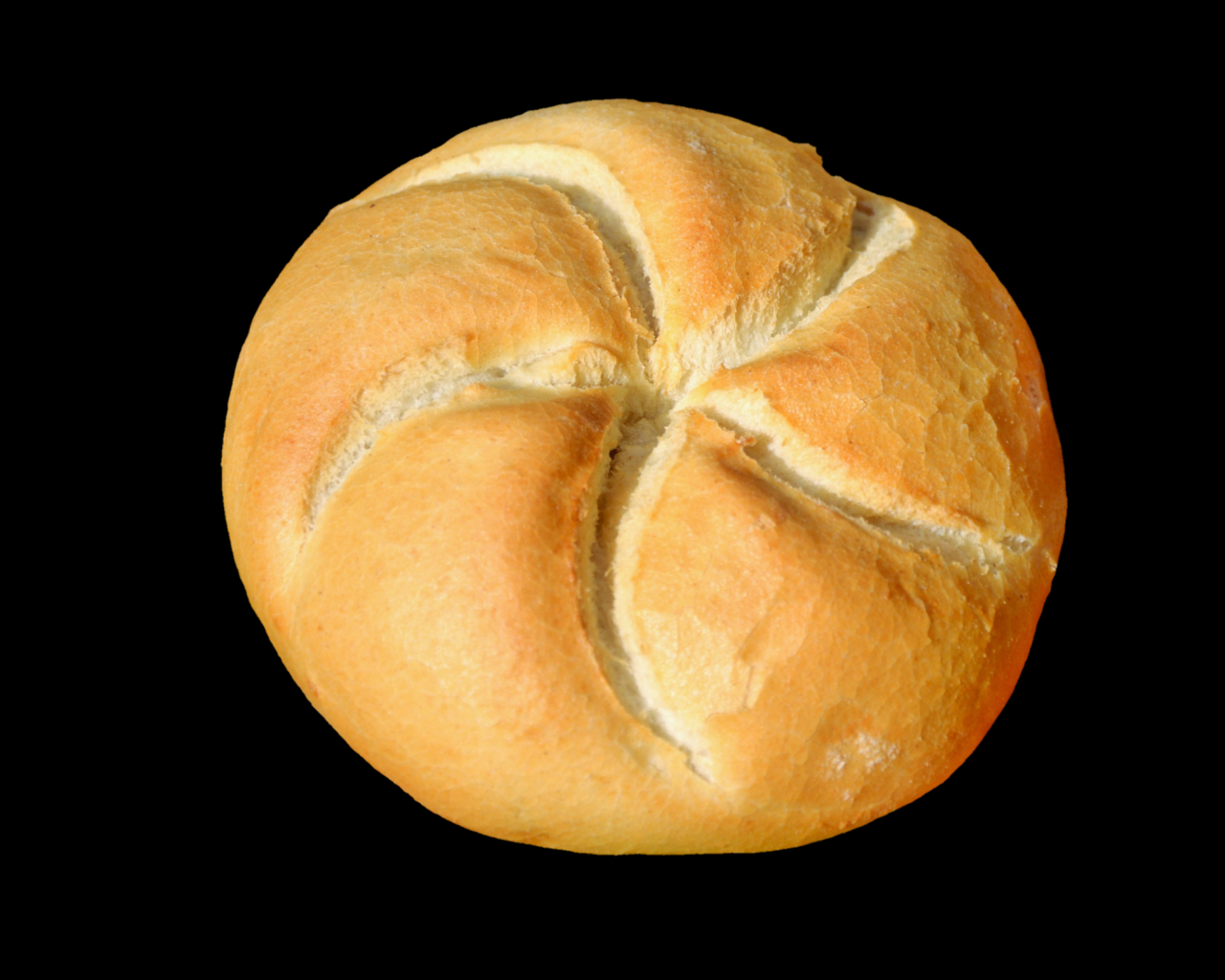 Круглый хлеб на черном фоне