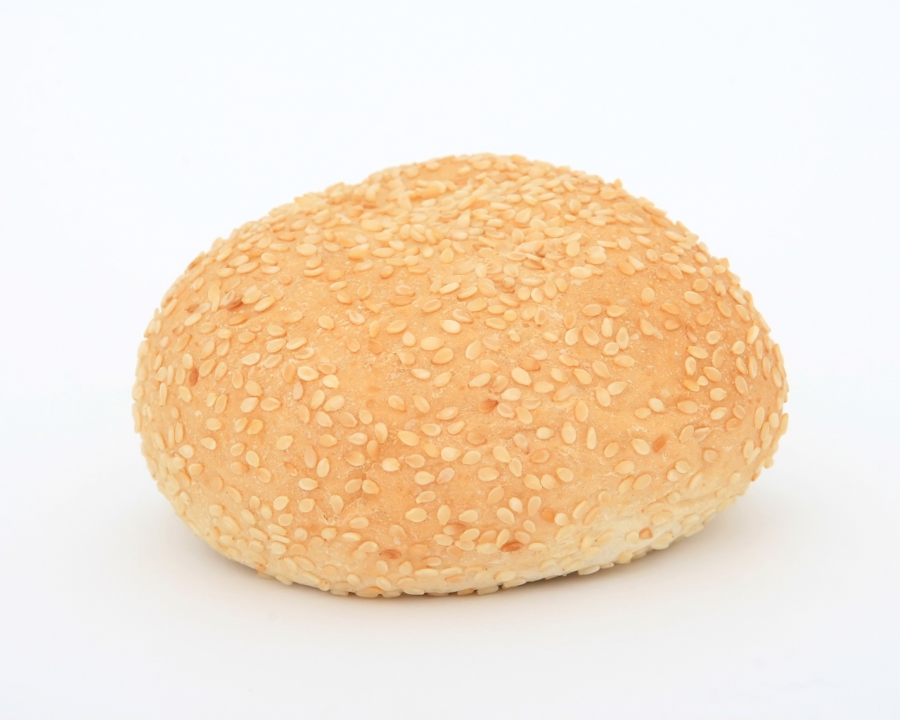 Булочка с кунжутом на белом фоне