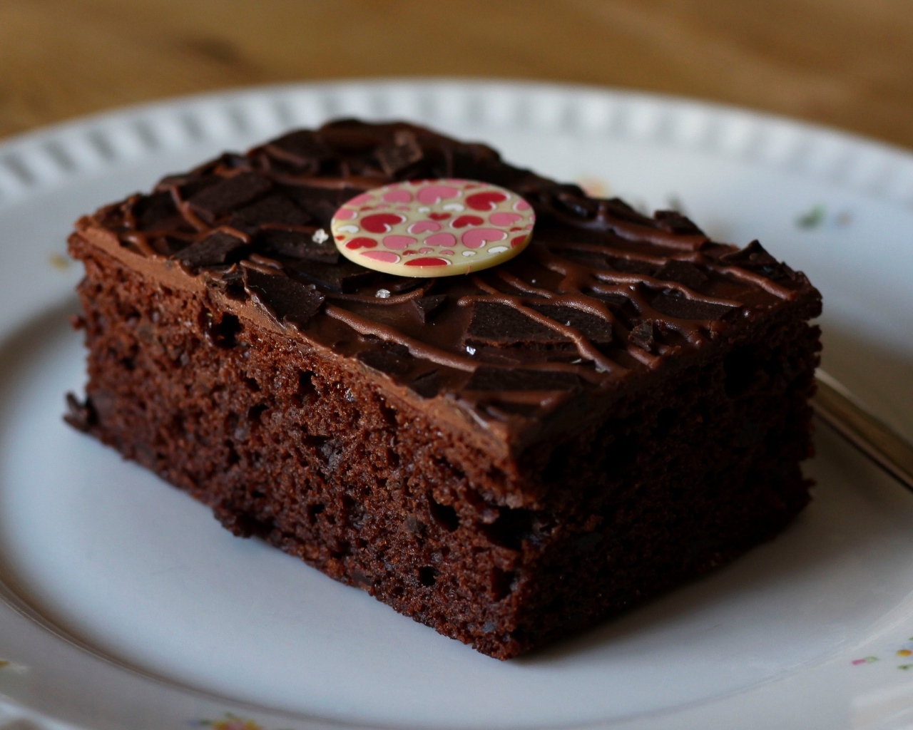 Кусок шоколадного десерта брауни на тарелке 