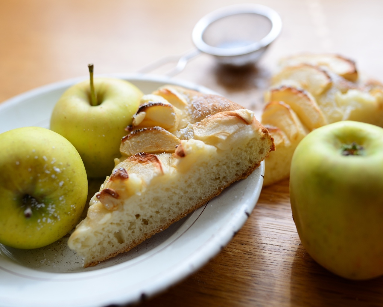 Кусок пирога с зелеными яблоками на тарелке