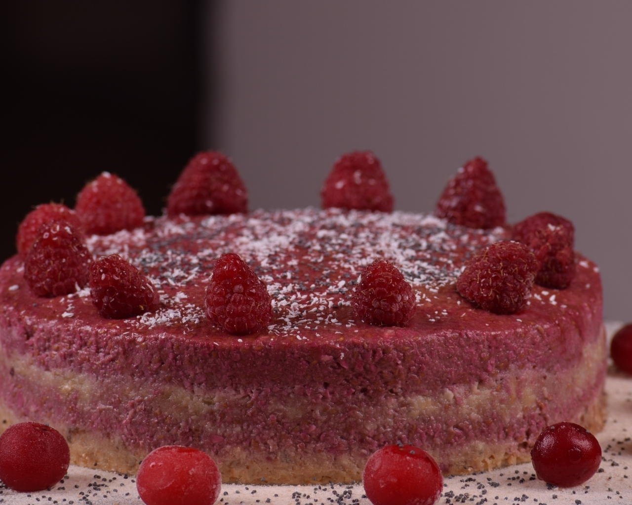 Ягодный торт с малиной на столе